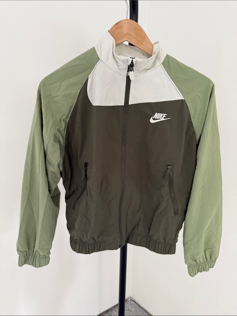 Nike kids unisex limited edition -S Korea- Olive, Sage & White Windbreaker